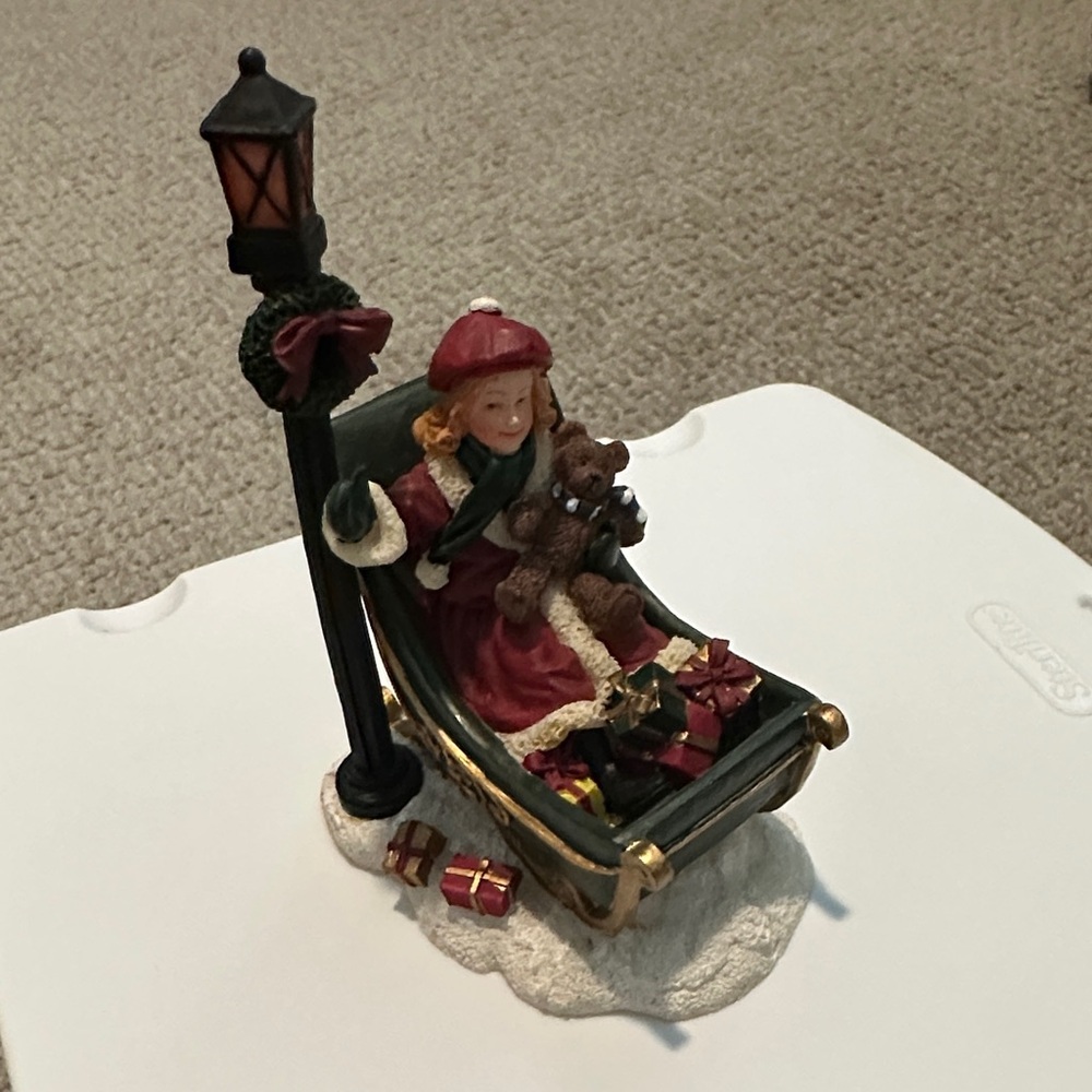 VINTAGE 2002 Mervyn's "Village Square" Christmas Figurine Accessory